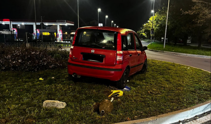 Ubriaco alla guida: finisce con l’auto nella rotatoria