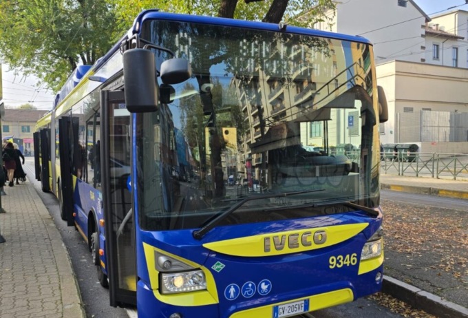 Tenta di rapinare un passeggero sul bus 8