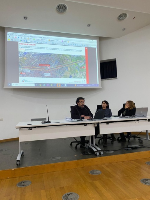 Barriere antirumore, cittadini infuriati con Rfi: “Un muro alto 8 metri? Ci togliete l’aria”