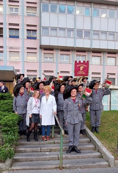 Ventata di gioia al Regina Margherita grazie alla fanfara dei bersaglieri di Settimo