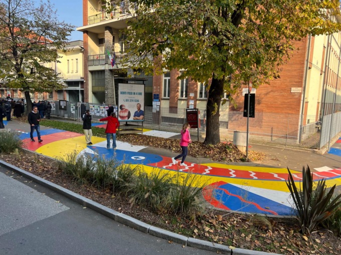 Settimo Torinese: inaugurata la nuova piazzetta colorata davanti alla scuola Giacosa