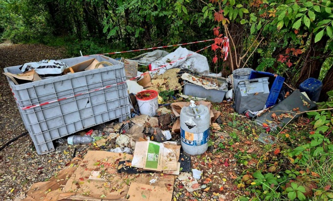 Rifiuti pericolosi nell’alveo del torrente a Venaria: scovati i responsabili