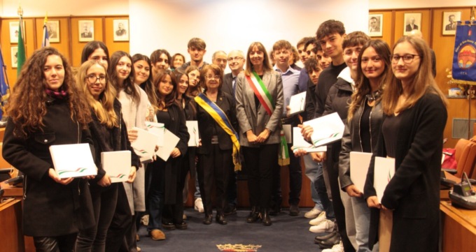 Affidata la Costituzione ai neo 18enni di San Mauro alla presenza di due ospiti speciali