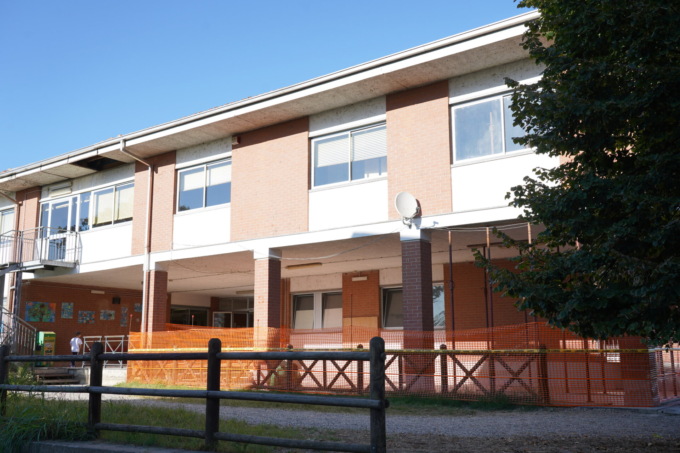 Lavori in ritardo, alla primaria  «Gandhi»  i bimbi continuano ad entrare dalla palestra