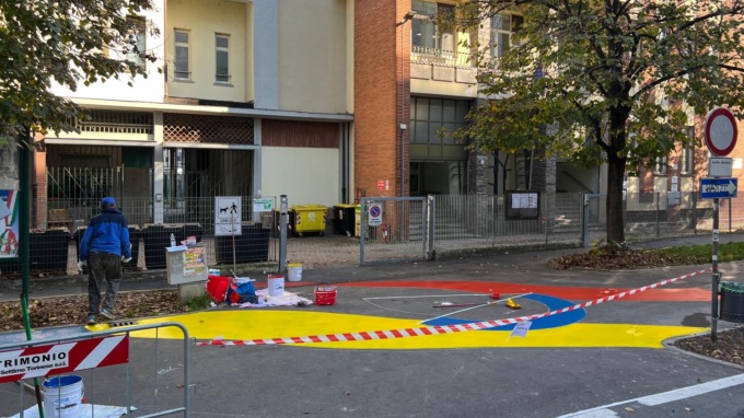 Settimo: lo spazio pedonale della Giacosa si colora di rosso, blu e giallo