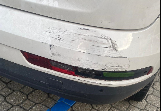 Settimo: parcheggia l’auto in piazzetta per la fiera e se la ritrova danneggiata