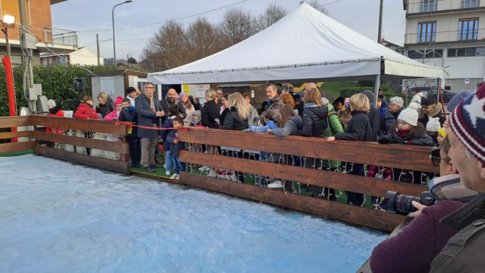 Inaugurata la pista di pattinaggio con un grande spettacolo