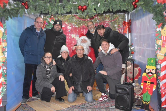A Settimo nel giardino degli Amici di via Montello si è accesa la magia del Natale