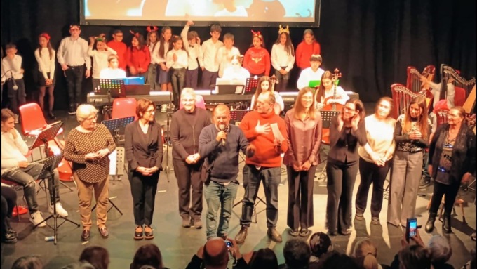 Applausi per lo spettacolo di Natale degli alunni del Comprensivo Gramsci