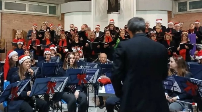 A Settimo musicisti e cantori insieme per un concerto natalizio da applausi