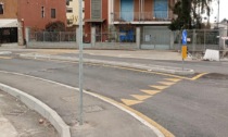 A Settimo la polemica si infiamma per un palo sul marciapiede