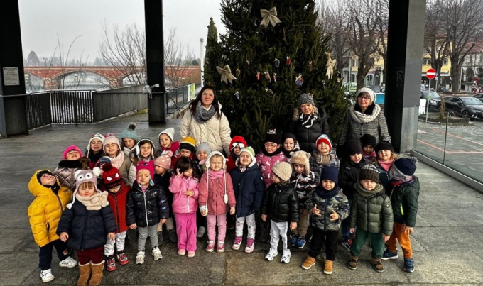 A San Mauro un albero plastic free grazie ai bimbi delle scuole