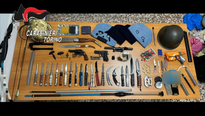 Nella cameretta nascondeva un arsenale: arrestato un 23enne