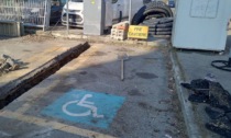 Il posto per disabili occupato dal cantiere: è polemica a San Mauro