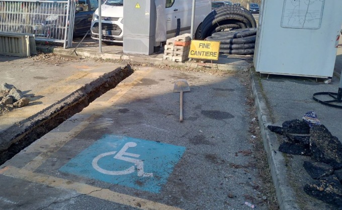Il posto per disabili occupato dal cantiere: è polemica a San Mauro