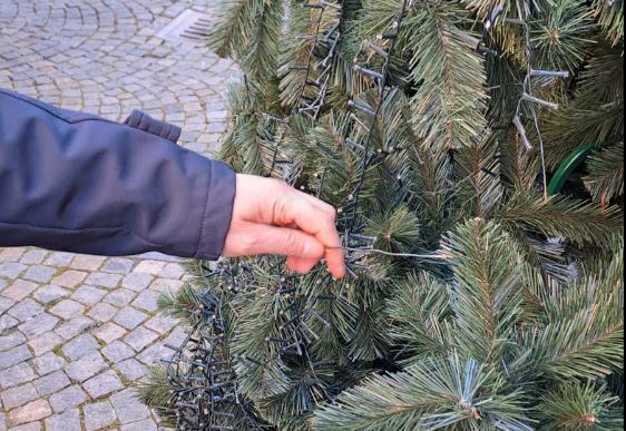 A Gassino i vandali strappano le luminarie dell’albero di Natale