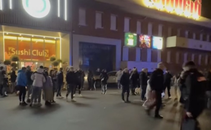 Spruzzano spray al peperoncino nel ristorante e si scatena il fuggi fuggi