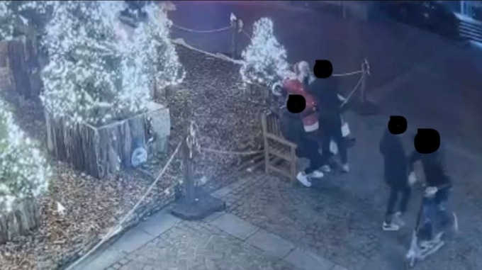 Settimo Torinese, calci e sputi contro Babbo Natale: beccati