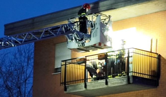 Non hanno sue notizie da giorni: arrivano i pompieri e si scopre che era in vacanza