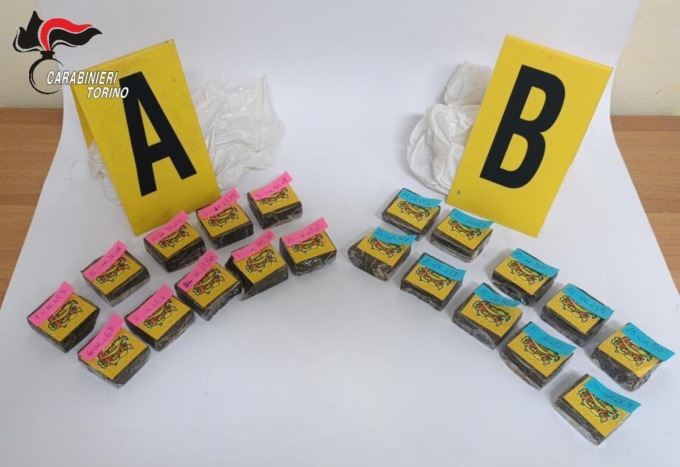 Quasi un chilo di hashish nel giubbotto: arrestato un 24enne