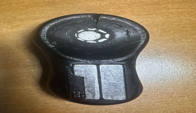 Stacca le placche, ruba maglie, pantaloni e felpe e aggredisce titolari e vigilantes