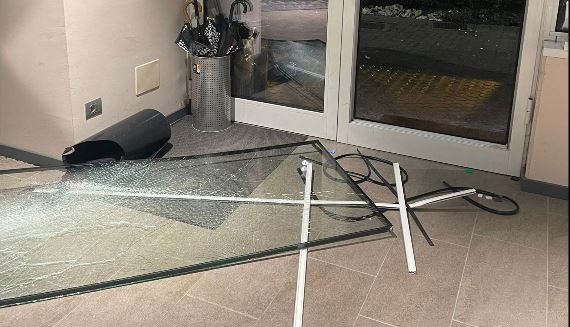 Sfondano la vetrata e poi scappano, messi in fuga dalla sirena d’allarme