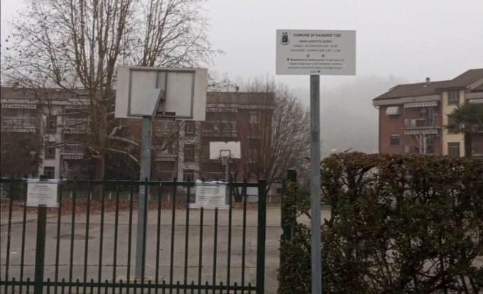 Gassino: ignoti chiudono il campetto di basket con una catena, il Comune interviene