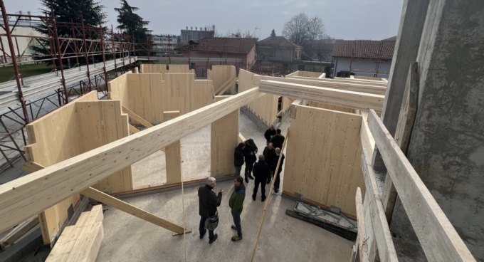 Nuovo comando della Polizia locale a Settimo: posizionate le pareti in legno