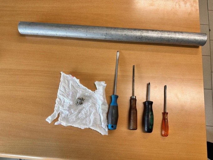 Viaggiava in auto con droga, un tubo  in ferro e cacciaviti: denunciato