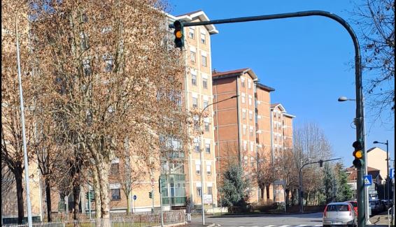 Il “giallo” del semaforo in corso Agnelli: per qualcuno dura troppo poco