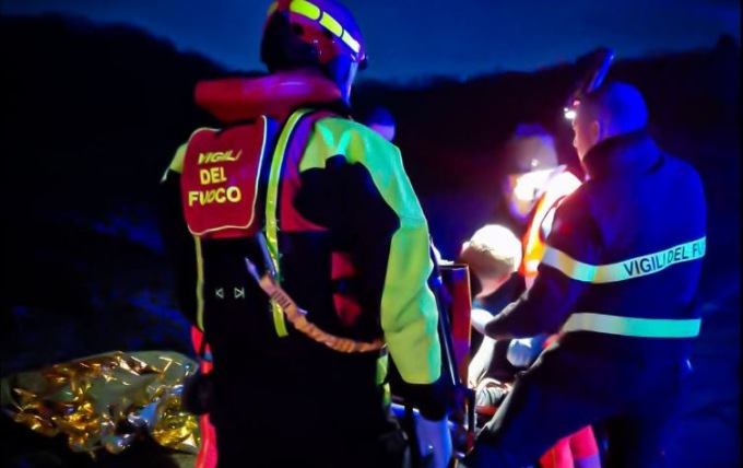 Cade nel canale Cimena: salvato da un passante