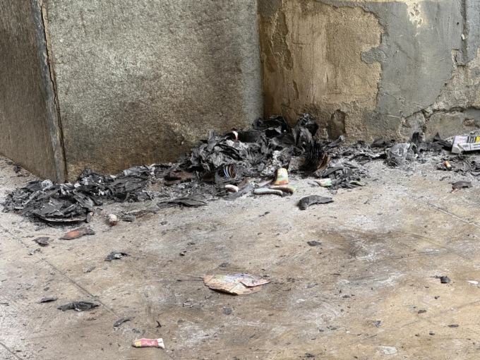 Bruciano cartoni sotto ai portici di via Dovis