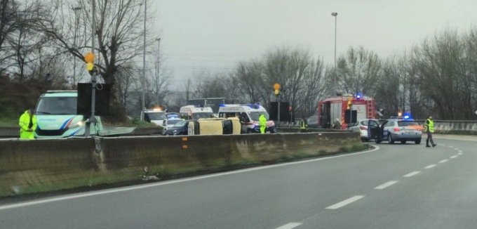 Auto ribaltata dopo uno scontro sulla S.S. 11 mezzi di soccorso al lavoro