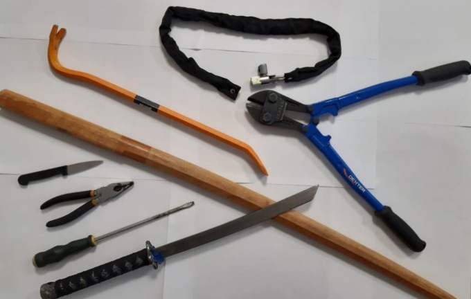 Viaggiavano a bordo di un’auto sotto sequestro e piena di arnesi da scasso