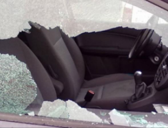 Spacca il finestrino dell’auto per rubare all’interno: arrestato