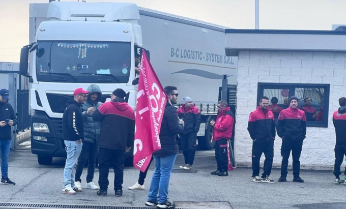 Lavoratori in sciopero davanti al magazzino BRT di Settimo Torinese