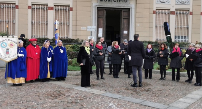 La corale Sette Torri incanta Settimo con il concerto itinerante – FOTO e VIDEO