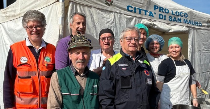 A San Mauro tutti in coda per la polentata di fine Carnevale in piazza Europa