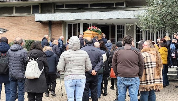 L’ultimo saluto alla prof Calabrò, intanto si continua a indagare sull’incidente