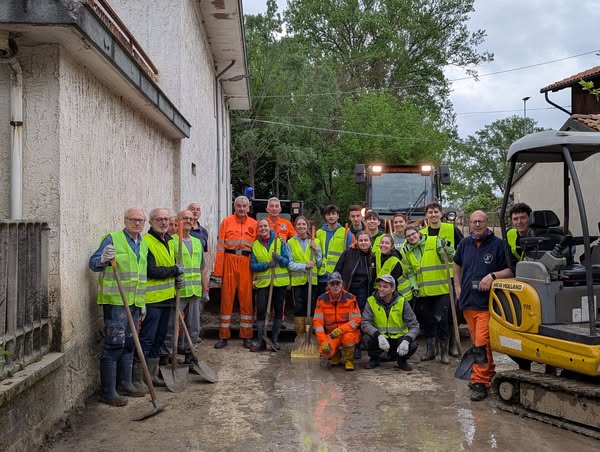 Volontari, Aib e Protezione civile spalano il fango in Collina