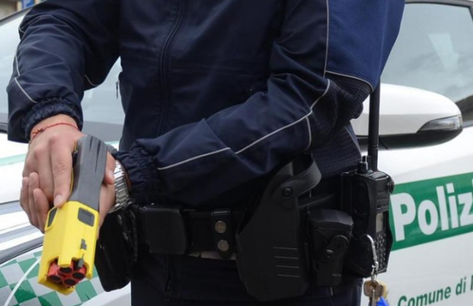 Taser agli agenti di Polizia locale: bocciata la proposta della Lega