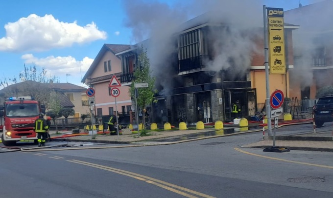 Negozio in fiamme in via Milano: il magazzino era colmo di rifiuti elettronici