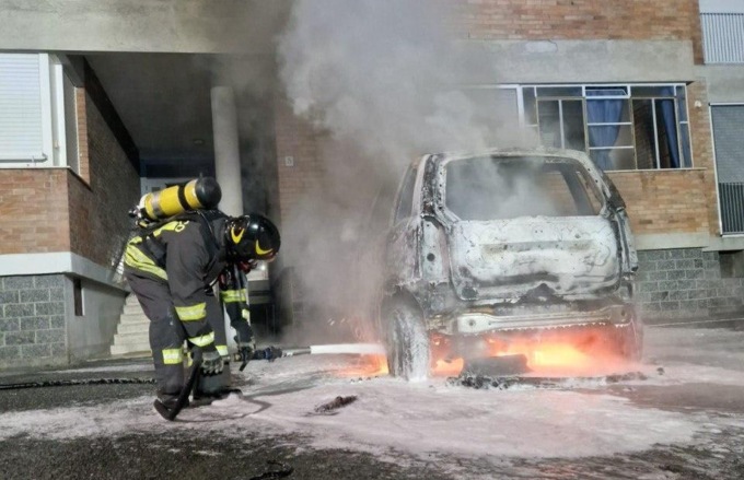 Settimo: auto in fiamme nel cuore della notte