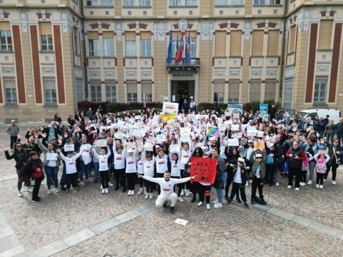 Settimo Torinese, un flash mob per lo sport e la pace: “Il futuro ha bisogno di amore”