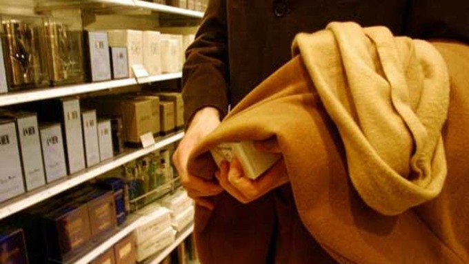 Razzie  dei ladri in magazzini  e negozi