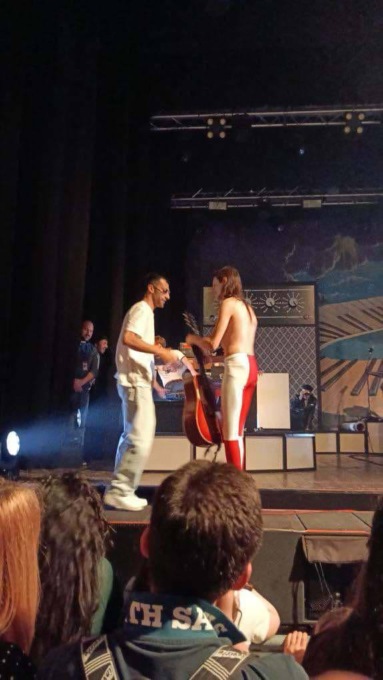 Serata da ricordare al Teatro Concordia: Lucio Corsi invita sul palco un giovane cantautore venariese