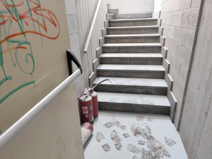 Vandali in azione: scaricati tutti gli estintori del parcheggio