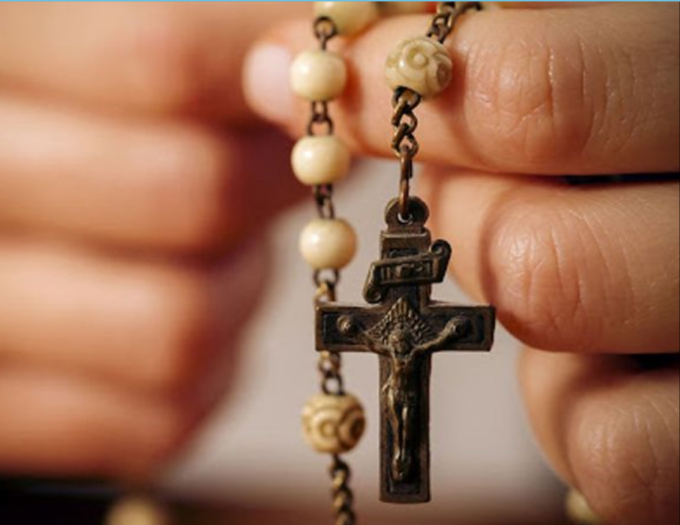 Durante il rosario urla: “C’è il demonio, c’è il demonio”