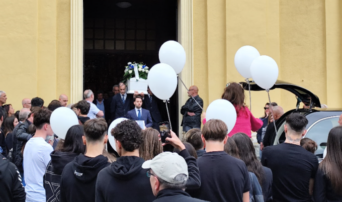 Palloncini e striscioni per Lorenzo: il commovente addio al 14enne