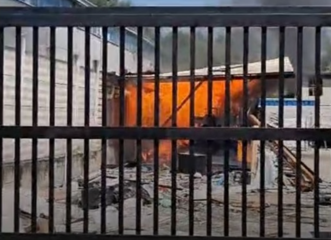 A Settimo sigaretta scatena incendio e fa emergere uno stoccaggio illegale